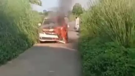 बस्ती: बनहा गांव के पास चलती कार में लगी आग, कार सवारों ने कूदकर बचाई अपनी जान