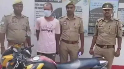 रामपुर: खुर्मे वाली जायरत के पास से पुलिस ने 1 युवक को चोरी की बाइक के साथ गिरफ्तार कर कोर्ट में पेश किया, कोर्ट ने भेजा जेल