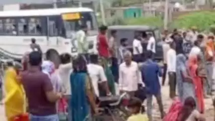 बूंदी: विजय नगर कॉलोनी में मूलभूत सुविधाओं की मांग को लेकर कॉलोनी वासियों ने सड़क जामकर किया प्रदर्शन