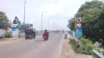 নবদ্বীপ: নবদ্বীপ গৌরাঙ্গ সেতু থেকে ঝাঁপ দিয়ে আত্মহত্যার চেষ্টা একাদশ ছাত্রীর,উদ্ধার করে হাসপাতালে পাঠাল পুলিশ