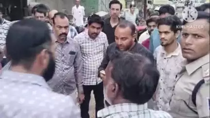 आगर: जैन मंदिर के पास पालीवाल होटल के बाहर युवक से मारपीट, मौके पर जुटी भीड़