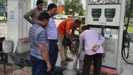 रतलाम: भोपाल: कलेक्टर के आदेश पर धामनोद बांसवाड़ा रोड पर नाप-तौल विभाग ने पेट्रोल व डीजल की जांच की