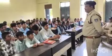 गंधवानी: नशे से दूरी है जरूरी” अभियान
के तहत गंधवानी पुलिस शासकीय स्कूल में किया सेमिनार का आयोजन, छात्रों को दिखाई शार्ट फिल्म