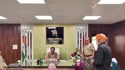 महोबा: पुलिस कार्यालय में एसपी ने चलाया विशेष जनसुनवाई कार्यक्रम, फरियादियों की समस्याएं सुनकर डिजिटल माध्यम से दिए निर्देश