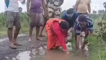 বাঁকুড়া ১: বেলডাঙ্গা থেকে চুঁড়ুরি ৮ কিলোমিটার রাস্তার বেহাল দশা,রাস্তায় ধানের চারা পুঁতে প্রতিবাদ বিজেপি বিধায়িকার #jansamasya