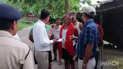 खगड़िया: बलुआही और रहीमपुर पहुंचे डीएम, बीएलओ के कार्यों का लिया जायजा