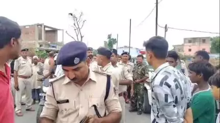महराजगंज: रानीबारी बाजार के पास अपराधियों ने हथियार के बल पर ₹1,49,000 और चैन लूटी