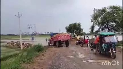 शंभूगंज: शंभूगंज-खेसर मार्ग पर झखड़ा के पास पुलिया निर्माण स्थल पर डायवर्सन डूबा, यातायात बाधित