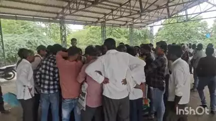 होशंगाबाद नगर: नर्मदापुरम कृषि उपज मंडी में खाद के टोकन के लिए किसानों की लंबी कतार, किसान परेशान