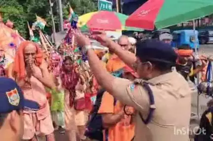 हरिद्वार: IG गढ़वाल राजीव स्वरूप ने शंकराचार्य चौक पहुंचकर कांवड़ियों पर की पुष्पवर्षा, डाक कांवड़ के लिए पुलिस को किया अलर्ट