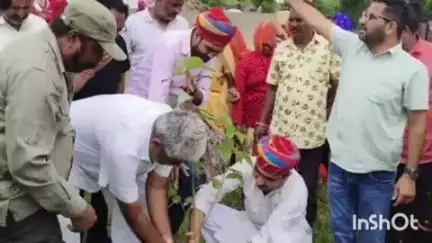 सिरोही: कृष्णगंज में वृक्षारोपण अभियान, ग्रामीणों ने मां के नाम पर लगाए पौधे और संरक्षण की ली शपथ