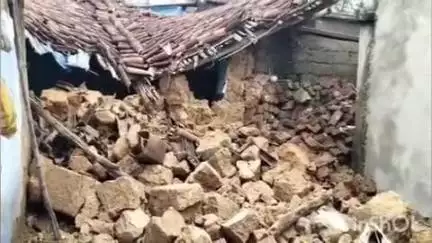 सिसई: भोली में बारिश के कहर से रिक्शा चालक का घर गिरा, सामान क्षतिग्रस्त, रहने में दिक्कत