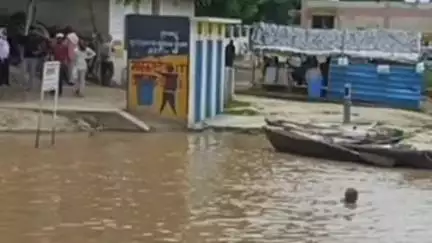 सकलडीहा: बलुआ गंगा घाट पर गंगा का जलस्तर बढ़ा, शवदाह गृह डूबा, महिला चेंजिंग रूम में घुसा पानी, तटवर्ती गांवों में चिंता
