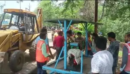 महिदपुर: महिदपुर नगरपालिका ने अभियान चलाकर मुख्य मार्ग से अतिक्रमण हटाया