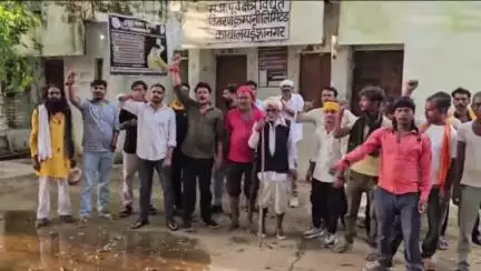 छतरपुर: ईशानगर में ग्रामीणों ने विद्युत सब स्टेशन में पहुंचकर ओआईसी के विरुद्ध की नारेबाजी !
#jansamasya