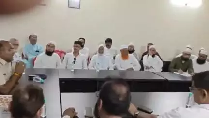 धनबाद/केंदुआडीह: धनबाद थाना प्रांगण में डीएसपी लॉ एंड ऑर्डर के नेतृत्व में 16 मस्जिदों के सदर और अन्य लोगों के साथ बैठक