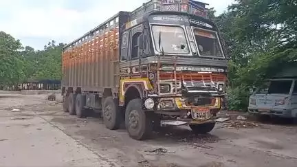 धुळे: वरखेडी फाट्याजवळ ट्रकने ट्रॅक्टरला पाठीमागून दिलेल्या धडकेत तीन जण जखमी, आझाद नगर पोलिसांत गुन्हा दाखल