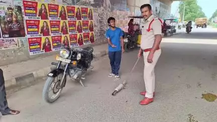 కొండపి: టంగుటూరు మండలంలో శబ్ద కాలుష్యాన్ని కలిగిస్తున్న 4 ద్విచక్ర వాహనాల సైలెన్సర్లను తొలగించి చర్యలు తీసుకున్న పోలీసులు