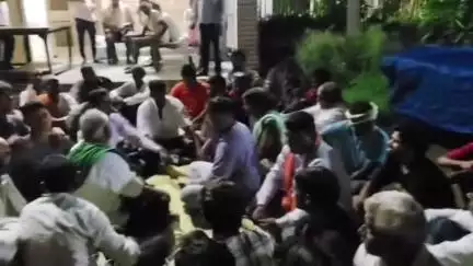 मांट: 15 गांव में पिछले 22 घंटे से बिजली की आपूर्ति बाधित, गुस्साए ग्रामीणों ने बिजलीघर पर किया प्रदर्शन