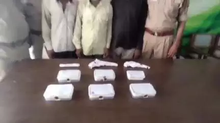 शाहाबाद: मिलक कोतवाली क्षेत्र से पुलिस ने तीन युवकों को चोरी के सामान के साथ गिरफ्तार, 3 तमंचे और एक चाकू बरामद