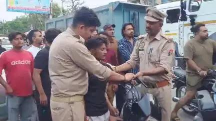 स्वार: स्वार नगर में कोतवाली पुलिस ने मुंशीगंज तिराहे के पास नाजायज तमंचे के साथ एक युवक को गिरफ्तार कर कार्रवाई शुरू की