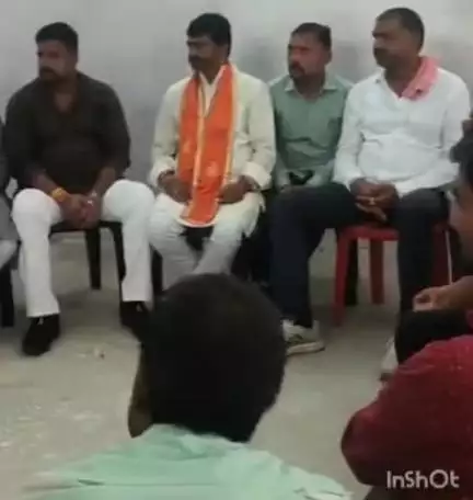 एत्मादपुर: खंदौली में एक व्यक्ति के साथ महिलाओं ने की मारपीट के मामले में चाणक्य सेना ने परिवारी जनों से की मुलाकात