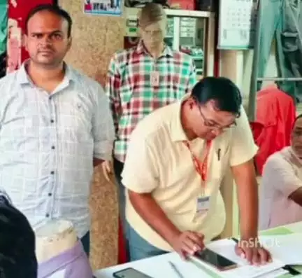 नजीबाबाद: नगर नजीबाबाद में जीएसटी अधिकारियों ने रजिस्ट्रेशन की जांच की