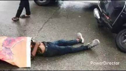 लालकुऑ: गोरापड़ाव बाजार में ट्रक ने स्कूटी में मारी टक्कर, युवक की मौके पर हुई मौत; पत्नी और बच्चे घायल