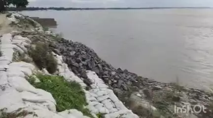 मोहनपुर: मोहनपुर में गंगा का जलस्तर तेज़ी से बढ़ा, खतरे के निशान से सिर्फ 7 सेंटीमीटर नीचे, मंडराने लगा बाढ़ का खतरा
