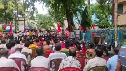 বালুরঘাট: ১১ দফা দাবিতে বালুরঘাট পুরসভা ঘেরাও  করে বিক্ষোভ দেখানোর পাশাপাশি ডেপুটেশন কর্মসূচি পালন করল বামফ্রন্ট