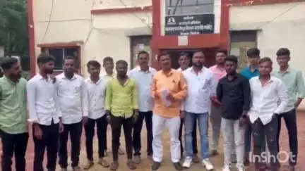 निलंगा: शेतकऱ्यांसाठी रात्रपाळीचे थ्रीफेज दिवसपाळी करण्यासाठी छावसंघटना वभीम आर्मी वतीने एमएसईबी कार्यालयात निवेदन #Jansamasya