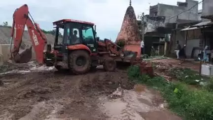 भरनो: भरनो में जल जमाव व कीचड़ की समस्या पर आरकेडी कंपनी के सीजीएम ने किया दौरा