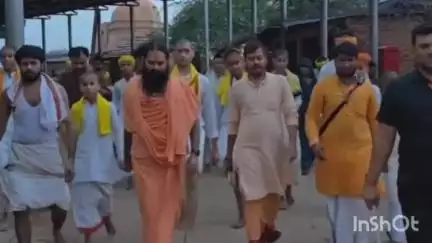 कर्वी: संत मदनगोपाल दास जी महाराज ने अपने छात्रों के साथ लगाई परिक्रमा, बाढ़ प्रभावितों के लिए की प्रार्थना