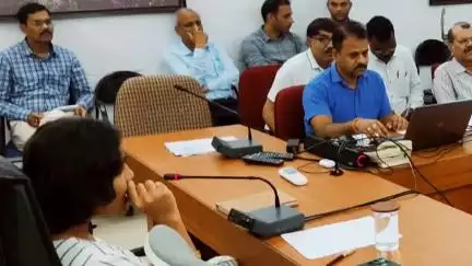 कुरई: कलेक्ट्रेट सभा कक्ष में कलेक्टर ने निर्माण कार्यों की समीक्षा की