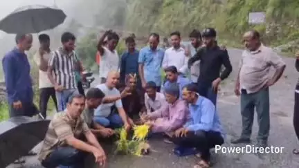 धारी: बबियाड-गैराखाड-कैलाशद्वार मोटरमार्ग 15 वर्षों से बंद, बबियाड-टपुवा दुदुली रोड की बदहाली पर लोगों का रोष