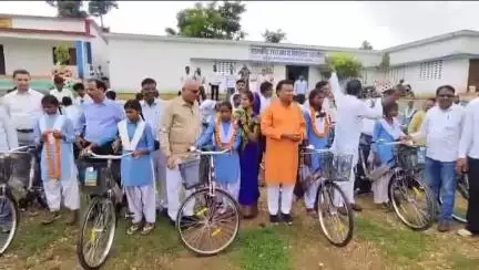 सिंगरौली: सांसद एवं विधायक ने शासकीय विद्यालय चरगोड़ा में छात्राओं को साइकिल वितरित की, परिसर में किया पौधारोपण