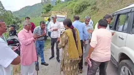चौबट्टाखाल: सीली 24 वार्ड से जिला पंचायत सदस्य पद की प्रत्याशी, निवर्तमान जिला पंचायत अध्यक्ष शांति देवी ने क्षेत्र में किया भ्रमण
