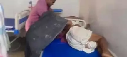 सरैयाहाट: सरैयाहाट/हंसडीहा में महादेवगढ स्कूल के पास बस पलटी, दर्जन भर यात्री घायल