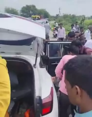 कालापीपल: कालापीपल विधायक घनश्याम चंद्रवंशी ने दिखाई मानवता, सड़क किनारे घायल पड़े व्यक्ति को पहुंचाया अस्पताल
