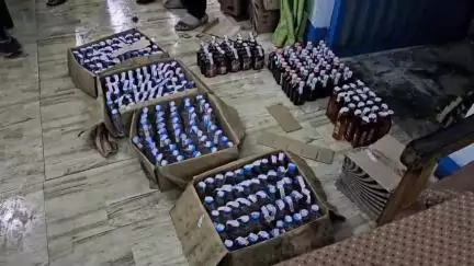 मंडला: जिले के हिरदेनगर में कटंगा रोड पर आबकारी विभाग ने पोल्ट्री फार्म से ₹1 लाख से अधिक की अवैध शराब ज़ब्त की