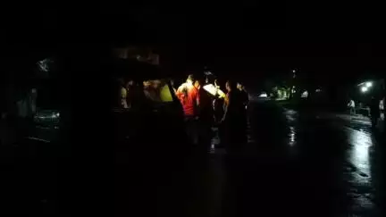 उचेहरा: भरहुत गांव में अनियंत्रित होकर पलटा ट्रक, बड़ा हादसा होने से बाल-बाल बचा
