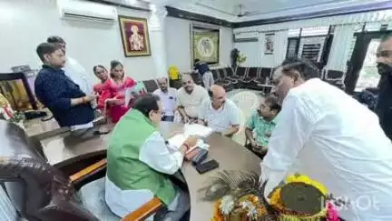 आगरा: केंद्रीय राज्य मंत्री ने साकेत स्थित आवास पर जनता की समस्याएं सुनीं