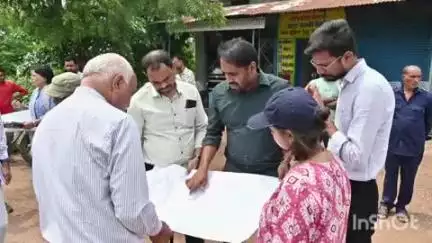 कुरूद: अछोटी में रेक पॉइंट एवं भाठागांव में वेयरहाउस निर्माण हेतु कलेक्टर ने किया स्थल का निरीक्षण, अधिकारियों को दिए निर्देश