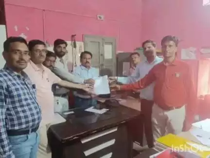 श्योपुर: सहकारिता कर्मचारियों ने कलेक्ट्रेट पर किया प्रदर्शन, लम्बित मांगों को जल्द पूरा करने के लिए सौंपा ज्ञापन