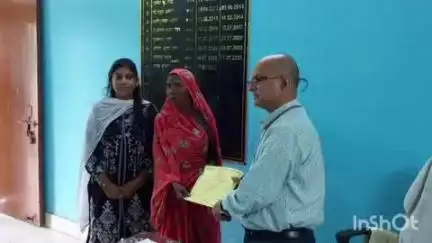 पालीगंज: इजरता गांव में डीसीएलआर और सीओ ने 9 महादलित परिवारों को आवास के लिए भूमि पर्चा वितरित किया