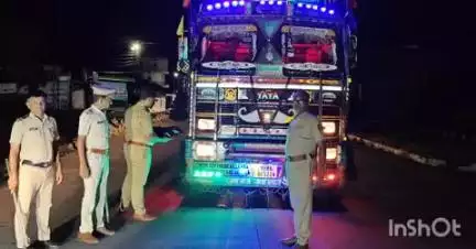 लातूर: उद्योग भवन परिसरातील ट्युशन एरियात पोलिसांनी केले कोबिंग,एमव्ही ॲक्टच्या केल्या १०६ केसेस; लाखाचा दंड