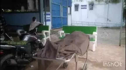 भभुआ: जगिया में मिट्टी की दीवार गिरने से मृत व्यक्ति के शव का सदर अस्पताल में कराया गया पोस्टमार्टम