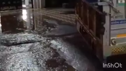 मैहर: सीवर लाइन के कारण गुरुनानक स्कूल के सामने गड्ढे में गिरा चार पहिया वाहन, बाल-बाल बचा
