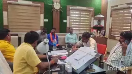 नवागढ़: बेमेतरा नगर पालिका में नपा अध्यक्ष विजय सिन्हा ने नगर के थोक सब्जी विक्रेताओं के साथ की बैठक