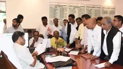 सोरांव: सोरांव के डॉक्टरों पर पैसे लेकर फर्जी ढंग से मेडिकल बनवाने का आरोप, जिलाधिकारी ने तीन सदस्यीय जांच समिति का किया गठन